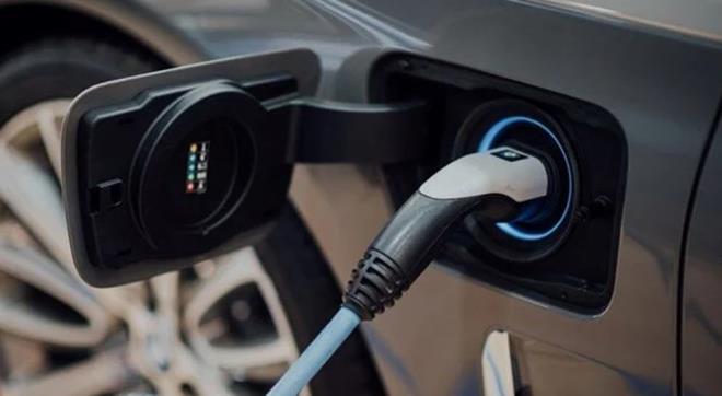 ABD'li teknoloji devi Apple'n, elektrikli otomobil retmeye ynelik almalarn sonlandraca ve bu birimdeki birok alann retken yapay zeka projelerine odaklanaca bildirildi.    Proje zerinde alanlar iten karmaya hazrlandn bildiren Apple, sosyal medya kullanclar tarafndan alay konusu oldu.