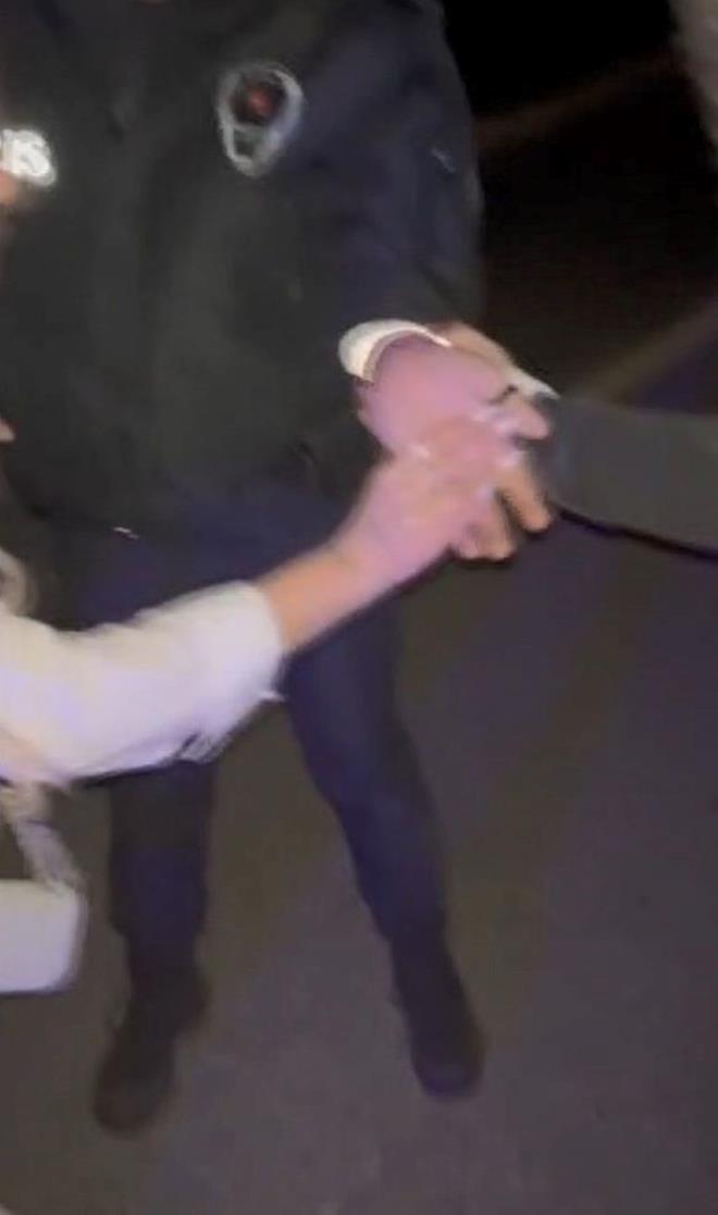 hbar zerine olay yerine gelen polis ekipleri, kadn sakinletirmeye alsa da baarl olamad. S.H., kendisine mdahale eden kadn polis memuruna da saldrd.