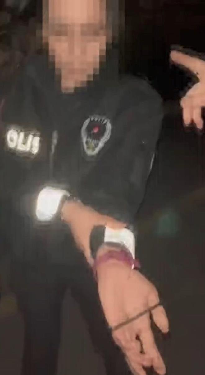 Bunun zerine taksiciyle tartan S.H., taksiciye saldrmaya balad. ddialara gre taksimetreyi krp, camlara saldran kadn taksiciye kfr etti. Taksici polisi arayarak ikayeti oldu.