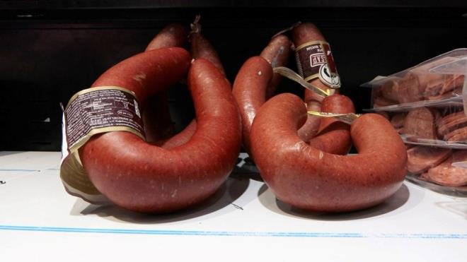 "BTKSEL LFLER KULLANILIYOR; POSA YYORSUNUZ"    Do. Dr. Doan, "Bitkisel protein katyorlar. Ama burada, bakanlk tarafndan denetim yapldnda ierisinde protein miktarna baklyor. Yzde 13-14 olmas lazm." dedi.    Bu miktarn altndaysa etin yerine baka bir ey olduu anlamnn karlmas gerektiini de vurgulayan Doan, "Bu noktada posa dediimiz, bitkisel lifler, buday, havularn liflerini katp ierisine suyla birlikte kartrdklar takdirde 1'e 6 yani 1 litre su ierisine 6 kilo o liften katp, kymanzla kartrdnzda 10 kiloya yakn bir sucuk elde ediyorsunuz. Bildiiniz posa yiyorsunuz." diye konutu.