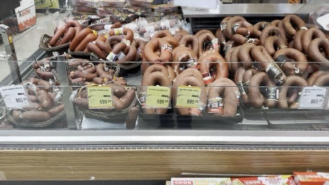 SAKATAT, MDE, PANKREAS VE KEMKLER KULLANILIYOR    Doan, "Sucuk ierisinde kyma ve baharat karmndan baka bir ey olamaz. Ancak tai dediimiz yani aldatmaca yaplan iler var. Merdiven alt retim yerlerinde bunlar yaplabiliyor." dedi.    yi olmayan etlerin kullanldnn altn izen Doan, "Sakatat tr etler, hayvann kullanlmayan yerleri, pankreas, midesi, barsaklarnn bir ksm. Et mezbahadan kyor ve ktktan sonra kemikler kalyor. Bu kemikler ya hayvan yemi olarak gnderiliyor ya da mama olarak yaplmas iin fabrikalara gnderiliyor. Kemiin zerindeki kymay tralayarak onu da kullanyorlar" diyip maliyetlerin drldn dile getirdi.    "rn normal fiyatyla, piyasa fiyatyla alyorsanz, bilindik bir yerden alyorsanz ve markanz da gvenilirse, bir sorun yaayacanz dnmyorum." diye konuan Doan, "Onun dnda bir panayrda, herhangi bir etiketsiz rn aldm takdirde bunlar yaama imkanm var." dedi.