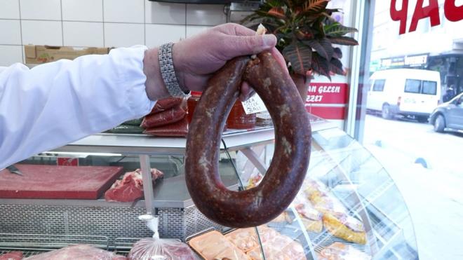 "ANLAILABLR EYLER DEL"    Do. Dr. Doan, yle devam etti:    "Vatandan yapaca ey bilindik yerlerden satn alma yapmas. Etin fiyatlarn hepimiz biliyoruz. Etin fiyatnn ok altnda olan bir rakamda kilo sucuk satlyorsa bunda bir problem vardr. Orada yaplmas gereken etiketine bakmak. Nasl detayl inceleyeceiz diyebilirler. Tarm Bakanl'nn iznine bakabilirler. Eer o varsa en byk kriter salanm oluyor. Arkasndan da aldnz yer gvenilir bir yer mi? Zincir marketlerden alyorsunuz, uygundur ama halk pazarndan tezgahtan, nereden geldii belli olmayan sucuklar burada etiketi de yoksa, olsa bile muhtemelen retim izni olmayan bir rndr. Kemiklerin zerinden alnan, kemik tozu da karm olan kymalar kullanlyor. Bunlarn hepsi anlalabilir eyler deil."