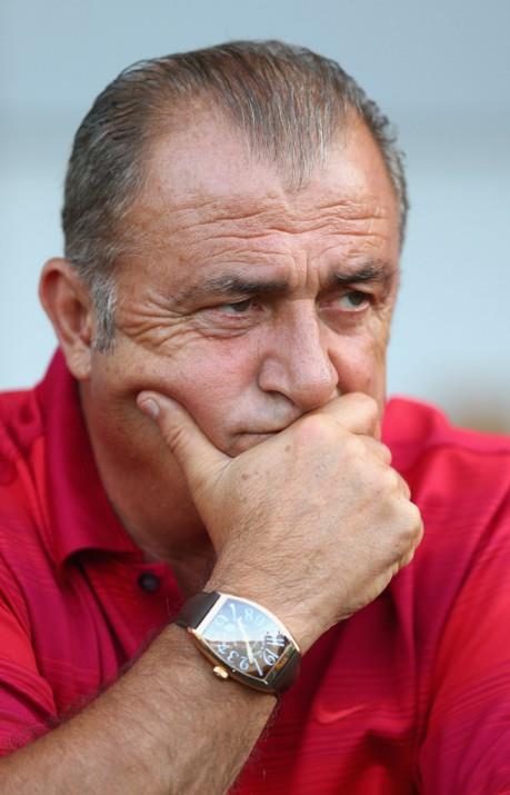 Tesiste idmanda olan Fatih Terim, idman sonras kendisi ile yollarn ayrld haberini medyadan reniyor... YAZIKLAR OLSUN!