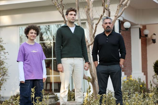 Birbirine taban tabana zt bu iki ailenin ayn at altnda yaamaya balamas, Sevgi ve Fikret?in beklediinden daha byk sorunlar yaratacak, bata bu evlilie byk tepki gsteren anneleri olmak zere tm aile fertlerinin hayatlarn deitirecektir.    En ok da birbirlerinin yan odalarnda yaamak zorunda kalan ocuklar; Taylan (Onur Seyit Yaran) ve elale?nin (Derya Pnar Ak)?    Daha nce Sevgi?nin de Fikret?in de balarndan mutsuz birer evlilik gemitir. Artk ikinci baharlarn yaamak isteyen ikilinin bu hayallerine kavumas hi de kolay olmayacaktr. nk ikisinin evlenmesi, birbirinden ok farkl ailelerinin de bir araya gelmesi demektir.