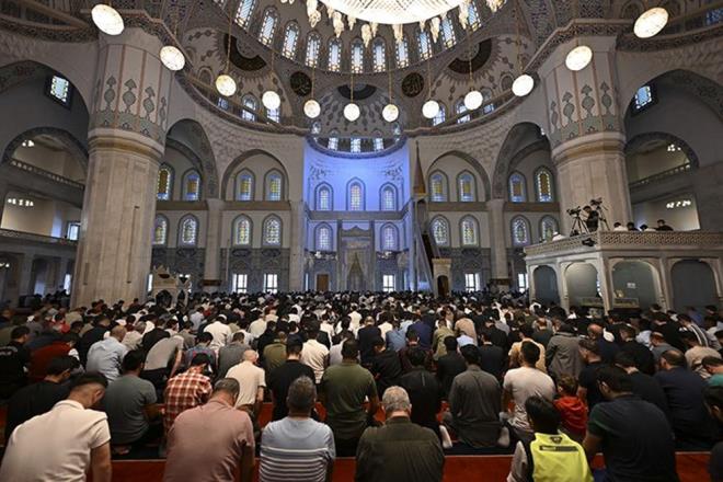 Bu Cuma'y Allah'n bize bahettii nimetlerin bir hatrlatcs olarak kutlayalm. Hayatmda olduun iin ok mutluyum, sevgili eim. Cumamz Mbarek olsun. Cuma bereketiyle sevgimizi mbarek kl, Allah bize tm zorluklar birlikte aabilme gc versin.    Mbarek Cuma?lar. Bu frsat Allah'a olan inancmz tazelemek ve O'nun rehberliini ve merhametini aramak iin deerlendirelim.    Bu Cuma hepimiz iin mafiret ve bereket gn olsun. Allah'n rahmetini dileyelim ve daha iyi Mslmanlar olmaya alalm.    Bugn sizi Allah'a yaklatrsn ve kalbinizi O'nun sevgisi ve bereketiyle doldursun.    Bu mbarek Cuma hrmetine milletimizi terr hastalndan muhafaza eyle Allah?m! CUMA'MIZ mbarek olsun?    Her yeni gn Allah'n bizlere bahettii cennetten bir armaandr. Her ey kesin tvbeye baldr. CUMA'NIZ mbarek olsun?    Ey Rabbimiz! Gnlerimizi geleceimize hazrla, mrmz bereketli ve balayc kl! Hayrl, bereketli, sevgi dolu Cumalar?    Tm kardelerimin Cumas mbarek olsun? Allah herkese ifal cuma mesajlar versin; Bu gzel gnn glmsemelerle bitmesini diliyorum