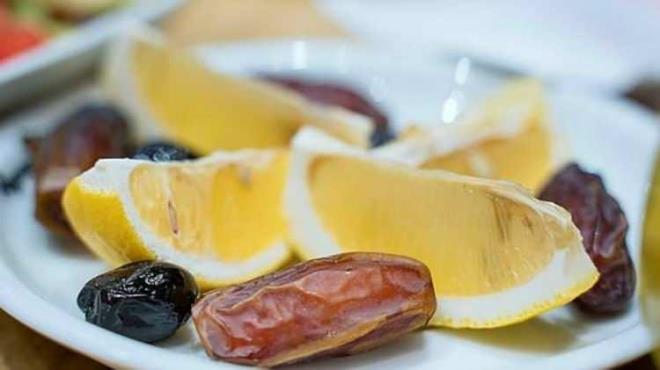 Hurmann zerine bir iki damla limon skarak yerseniz birok hastala kar korunabilirsiniz. 'Hurmann her halini yerim' diyorsanz bu tarif tam size gre.