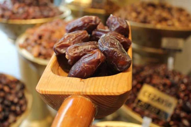 Hurma beyin sal iin gerekli olan serotonin ve norepinefrin olumasna yardmc olan B6 vitamini ynnden son derece zengindir. Limonla birletii zaman stresten korunur ve yalanma hznn nne geersiniz.