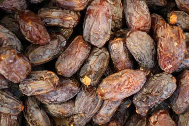 Lif ynnden zengin olan hurmay limonla tkettiiniz zaman barsaklarn almasn dzenler. Her gn limonlu hurma tketirseniz kolay kolay kabz olmazsnz.