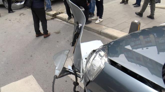 Kaza srasnda kaldrmda yryen Enver zelik, ?Mavi renkli ara yukardan geliyordu. Beyaz ara da buradan hzl bir ekilde geliyordu. Otomobil savrulunca yaya geidinden geen yal amcaya vurdu. Amca havada baya savruldu, buraya dt. Buradan da yuvarland. Amca byk ihtimalle ld.? diye konutu.