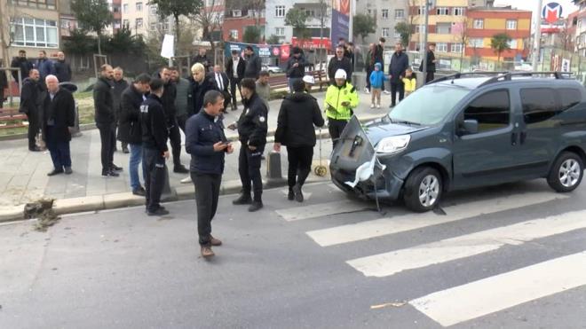 Farkl ynlerden gelen otomobil ile hafif ticari ara srcs kavakta arpt. arpmann etkisiyle savrulan otomobil, o srada yaya geidinde yolun karsna gemek isteyen kiiye arpt. Yal kii savrularak kaldrma dt.