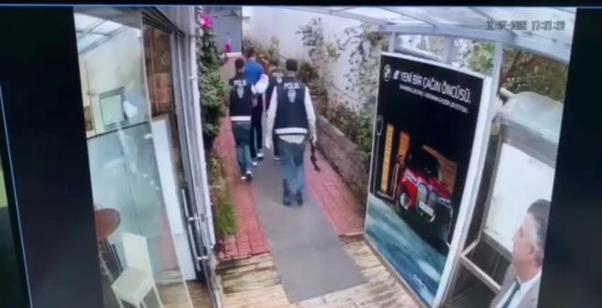 Operasyonda 47 pheli gzaltna alnd. Bu phelilerden 22?sinin cezaevinde olduu ve ifadeleri iin emniyete gtrld renildi. te yandan ebeke yelerinin polis klnda i insan Y.D.?yi kard anlara ait grntler de ortaya kt.    Grntlerde zerinde polis yelei olan phelilerin bir kafede oturan Y.D.?yi kelepeleyerek gzaltna aldklar ve dar kardklar anlar yer ald.