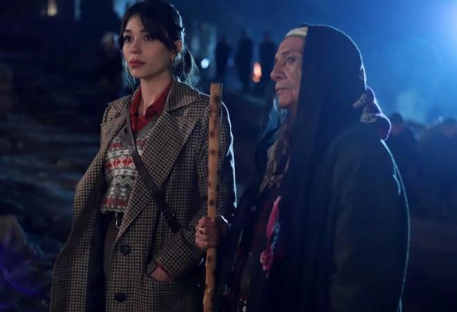 ?Kara Aa Destan? cuma akam ilk blmyle ekrana geldi. 1950?den balayp 1970?li yllarda devam eden dizi, Anadolu?nun kadim topraklarnda, iyiliin yannda ktln, varln dnyas ile yokluun gereini yan yana anlatyor.