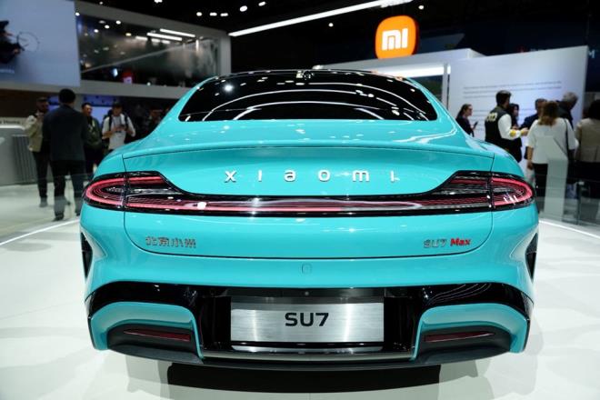 XAOM SU7    Xiaomi ilk elektrikli arac olan SU7'yi bu hafta Avrupa'da tantt.    Ara henz sata sunulmad ve Xiaomi'nin arac Avrupa'da satp satmayaca belli deil.    Ancak inli teknoloji irketi ilerlemesini ve son derece rekabeti elektrikli ara alanna giriini gstermeye hevesli.    Otomobil, Xiaomi'nin MWC'deki sergisinin merkezinde yer ald.