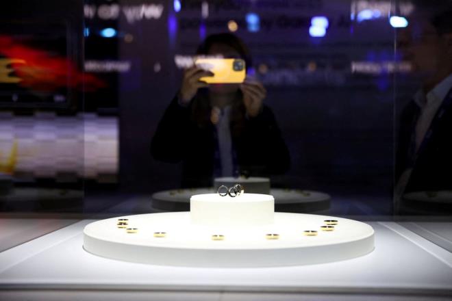 SAMSUNG GALAXY RING    Samsung bu hafta Galaxy Ring'i tantt. Bu, Gney Koreli teknoloji devinin akll yzkler alanndaki ilk giriimi.    Cihazn kalp at hz ve uykunuzun ynleri gibi eyleri takip edebilen sensrlerle donatld kaydedildi.    Samsung, bunun akll saati ve telefonuyla birlikte kullanclara baz igrl salk okumalar salayabileceini syledi.    irket 2024 ylnn ikinci yarsnda Galaxy Ring'i piyasaya srmeyi planlyor.