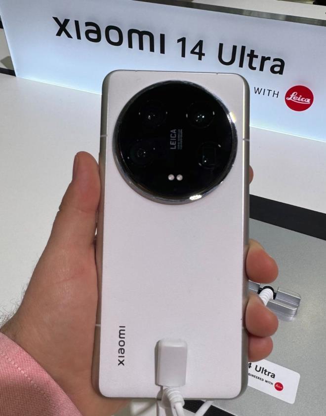 XIAOMI'DEN KAMERAYA DNEN TELEFON    Xiaomi yllarca akll telefonlarnn kamera zelliklerinden bahsetti.    Bu yl irket, amiral gemisi Xiaomi 14 akll telefonuyla birlikte profesyonel bir fotoraflk kiti sattn duyurarak bunu bir adm teye tad.    Bu, akll telefona taklan ve onu DSLR fotoraf makinesine benzer bir eye dntren bir kittir.