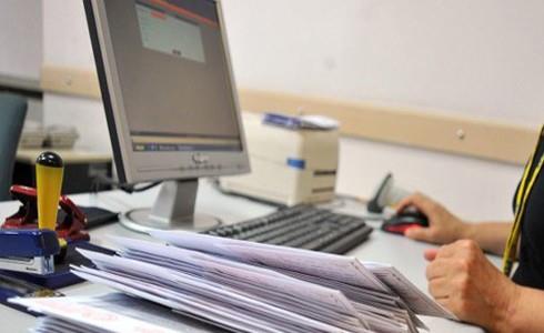 Memur maalarnda 2014 ylnda taban aylnda art eklinde yaplan brt 175 liradan sosyal gvenlik primi ve vergi kesintisi yapldktan sonra net 125 lira kalacak ve tm kamu alanlarnn maa 125 lira artacak. 2014 ylnda enflasyon oran ne olursa olsun ayrca bir fark denmeyecek.