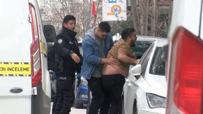 Olay yerine gelen Volkan Ayhan?n yaknlar sinir krizi geirirken polis ekipleri olay ile ilgili soruturmas devam ediyor.