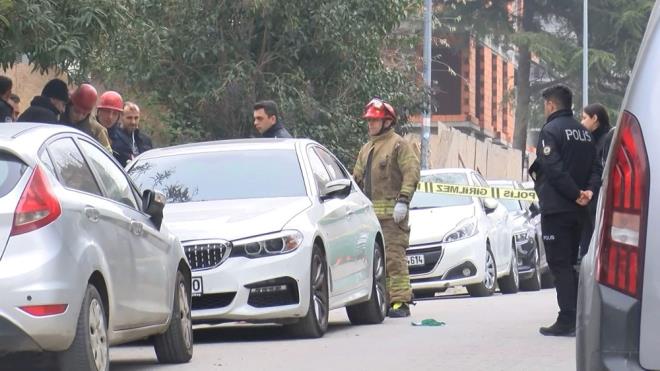 Olay yeri inceleme ve Bakrky Cumhuriyet Savcsnn otomobilde ve Volkan Ayhan?n cesedi zerinde incelemelerde bulundu. Ayhan?n kucandaki silah polis ekipleri tarafndan muhafaza altna alnrken ceset Adli Tp Kurumu morguna gtrld.