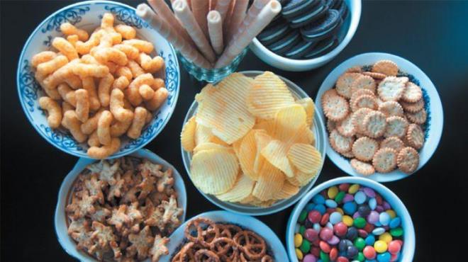 Hamburger, patates kzartmas, ikolata, merubat ve msr gevreinin hazr gda olduu biliniyor. Bu yiyeceklerin ?ok ilenmi gdalar? kategorisine girdii ifade edildi. Bu gdalarn salmz zerindeki etkilerini ortaya koyan yeni ve geni apl bir aratrma, ok ilenmi gdalarn 32 farkl hastala neden olabileceini ortaya koydu.