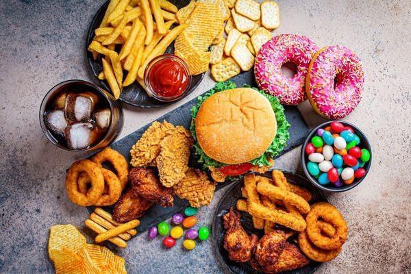 Aratrmaya gre, ok ilenmi gda tketimi, kalp hastal riskini yzde 50, obezite ve diyabet riskini yzde 66, anksiyete riskini yzde 53 artryor.  <br>  Ayrca, ok ilenmi gdalar, lm riskini yzde 21 ykseltiyor. Bu gdalarn, solunum, sindirim, kan basnc ve kolesterol gibi dier salk sorunlarn da tetikledii belirtiliyor.