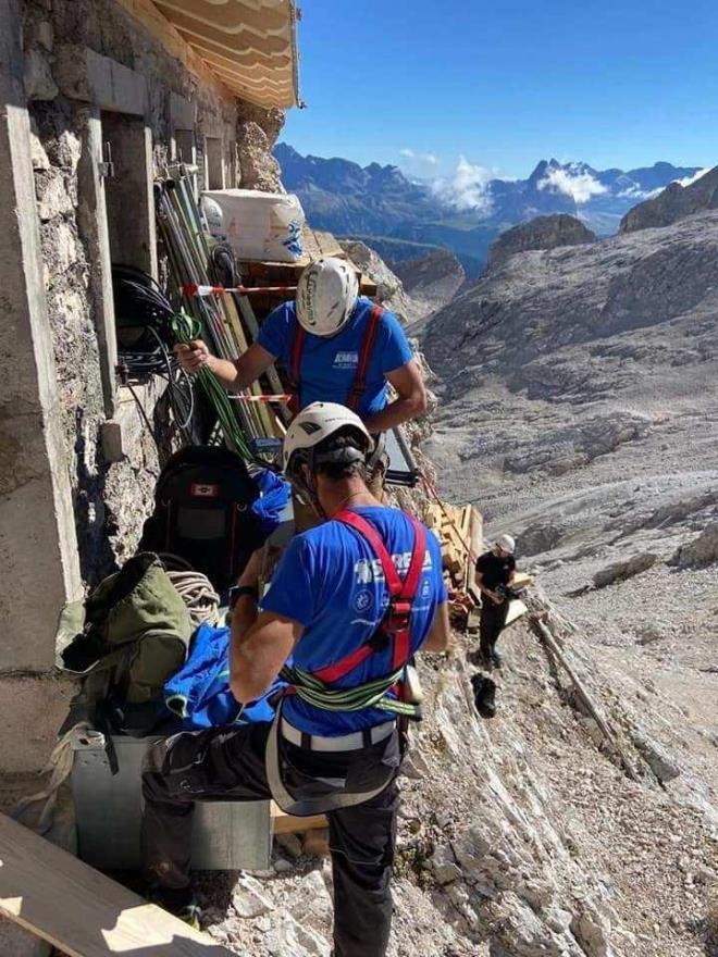 Normal artlarda gidilmesi mmkn olmayan bu evi ilgin klan ise tula duvarlar, eimli ats, drt ereveli pencereleri ve birok kamp sandalyesi...