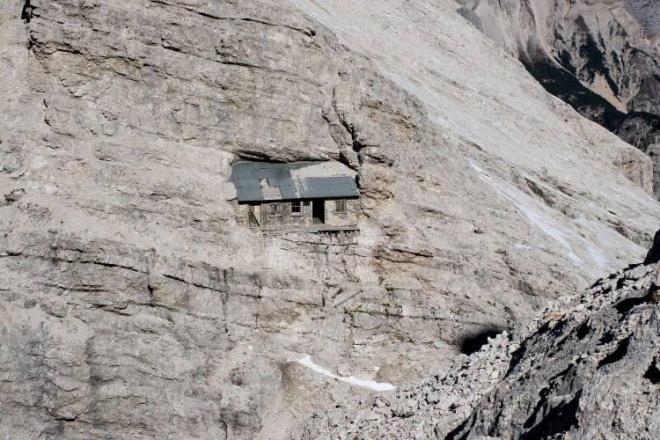 Yalnzca ciddi bir kondisyona sahip olan daclarn ulaabilecei evin Birinci Dnya Sava'nda talyan askerleri tarafndan dinlenmek, eya depolamak ve Avusturya-Macaristan mparatorluu'na yaklaan kuvvetlere kar stratejik avantaj elde etmek iin ina edildii dnlyor.