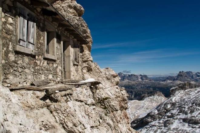 Dolomoit Dalar'nda Mote Cristallo blgesinde uurum kenarnda yer alan bu ilgin ev, ats ktkten sonra kullanlamaz hale geldi.