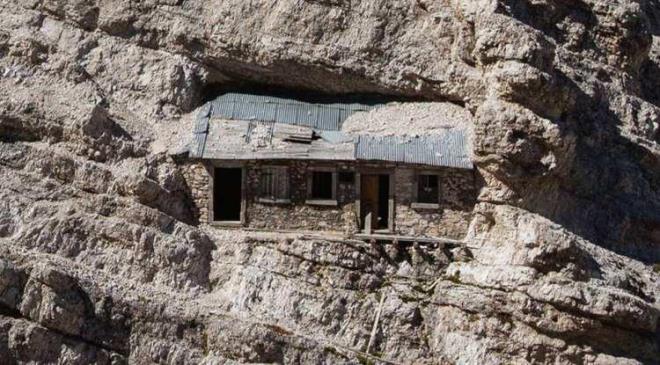 talya'da uurum kenarnda yer alan ve kimsenin adm atamad "Buffa di Perrero" isimli bir evin hikayesi duyanlar akna eviriyor. Dnyann "en yalnz evi" olarak olarak adlandrlan bu nefes kesici yapnn nasl yapld ve eyalarnn nasl tand byk bir merak konusu haline geldi.