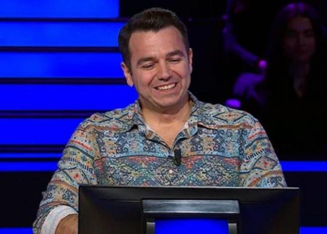 HERKES YANILTAN BAYRAK SORUSU    Yarmacnn karsna, "Azeraycan bayrann eit genilikteki  yatay parasnn yukardan aaya doru nasldr?" sorusu kt. klar arasnda, 'A- Krmz, mavi, yeil', 'B- Mavi, yeil, krmz', 'C- Yeil, krmz, mavi', 'D- Mav, krmz yeil' yer ald.