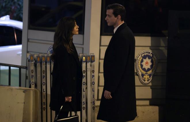 GAMZE'DEN ADEMOLU ALES'NE YARDIM    Ardndan karakola giden Gamze, Tahir'e avukat bulmak iin yardm teklif etti. mer buna sinirlense de Gamze, Ceren'den bir telefon numaras buldu.    Reat Hoca, herkesi eve yollarken; Gamze de "Yarn avukata birlikte gider miyiz mer?" dedi. mer de baka bir avukatla randevusu olduunu sylese de Gamze "Dn, karar ver" deyip gitti.