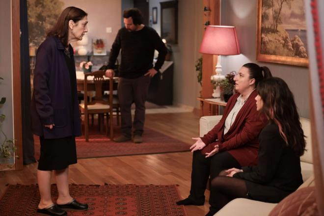 mer son blmde; polislerin Tahir'i gtrmesi herkesi endielendirirken; Fatma Hanm da evi sattn aklad.    Ademolu Ailesi Tahir iin karakola giderken; Gamze ve Nuran da annelerine "Biz bu insanlarn yzne nasl bakacaz imdi?" diye tepki gsterdi.