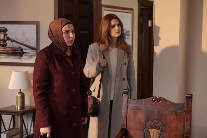 KRAN'DAN TAHR'E DESTEK    Ertesi sabah Tahir, mahkemeye sevk edilirken; kran da yapt yemekleri ve hazrlad kyafetleri getirdi.