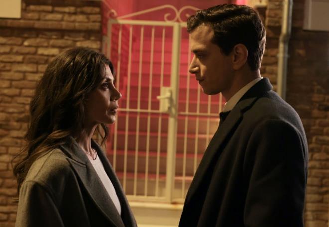 "BU SANA SON GELM"    Gamze'nin bu teklifi kabul etmesiyle mer de elindeki iei brakp gitti. Gamze ise mer'in "Unutmadm" notunu okuyup peinden kotu.    "Unutmamsn, byle hibir ey demeden ekip gidecek misin?" diyen Gamze'ye yaklaan mer, "Bu sana son geliim, hoakal" dedi.