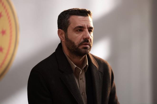 TAHR TUTUKLANDI    Tahir, tutuklanrken; Nehir de kran'n szleri sonras lokantaya gidip davay kabul ettiini syledi. Hasan'n tank olabileceinden bahseden mer, aabeyinin her ey yolunda giderse ilk durumada kabileceini rendi.    O srada Nisa da Gamze'nin yl dnmlerini unutmasna zldn mer'e syledi. mer de Gamze'nin unuttuunu sanp mutlu oldu. Ardndan Gamze kendisini araynca heyecanlanan mer, Tahir iin aradn duyunca bir ey sylemedi.