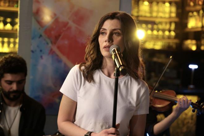 GAMZE'DEN VAZGE GNL PERFORMANSI    Ceren'in yeni restorannda almaya balayan Gamze, onun sraryla "Vazge Gnl" arksn sylerken; mer geldi.    Gamze'nin gzlerine bakarak arky sylemesiyle mer gzyalarn tutamad. O srada Ceren ve orkestra yeleri de onu her akam ark sylemesi iin yreklendirdi.