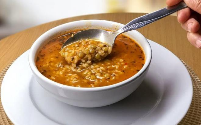 TBHQ     Hazr orbalar ierisinde TBHQ  barndrr. Tersiyer btil hidrokinon olarak bilinen bu koruyucu madde petrol yan rndr ve genellikle antioksidan olarak bilinir. Ancak sentetik kimyasal ierdii iin vcuda olduka zararldr.Bu koruyucunun sadece 5 gram bile lmcl olabilir. Bu nedenle merdivenalt ve  markasz satlan hazr orbalardan  mmkn olduunca uzak durulmaldr.