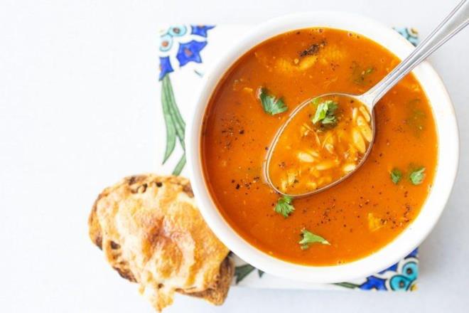 Hazr orbalar uzun raf mrne sahip olmalar iin eitli koruyucu katk maddeleri ierirler. Hazr orbalara gelen eletiriler de daha ok bu koruyucu maddelerin insan salna olan zararlar ile ilgilidir.