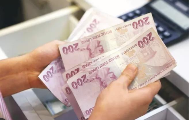 Ancak 1999-2008 aras sigortallar EMADDER ats altnda kademeli emeklilik talebini srdryor. EYT'yi kl pay karanlar 1 gn iin 17 yl fazladan alacakken Sosyal Gvenlik Kurumu (SGK) dikkat eken bir veri yaymlad.