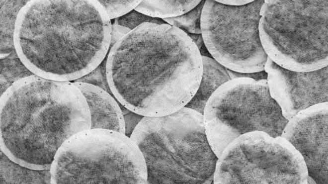 Siyah ay, yksek tanen ieriinden dolay arpack tedavisinde faydaldr. Antibakteriyel ve analjezik zellikleri ilii ve tahrii azaltmaya yardmc olur.