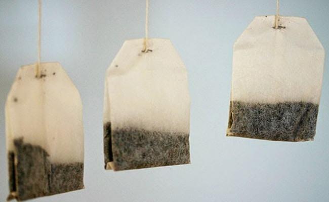 Papatya ve rezene ay, krmz gz belirtilerini hafifletmek iin kullanlr, ancak bu durumun tedavisi iin bu aylarn kullanmn destekleyen snrl bilimsel kant vardr. Bu aylar, gznzden akan fazla svy karmaya yardmc olabilir. Ayrca ilik ve tahrileri rahatlatabilirler.