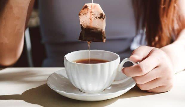 Siyah ve yeil aylardaki kafeinin imi gzler zerinde olumlu etkisi bulunuyor ve cildi sk tutmaya yardmc olur. Kafein, bu hassas dokudaki kan damarlarn daraltr. Bu, ilik ve iltihaplanmay azaltmaya yardmc olur.