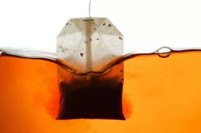 Gzaltndaki koyu halkalarn grnmn azaltmak iin gznze souk siyah veya yeil ay poetleri kullann. Kafein, gznzdeki kan damarlarn daraltmaya yardmc olabilir.