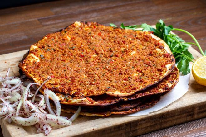 <b>EVDE LAHMACUN TARF</b></p><p> malzemeye ait her eyi yourun. steyen rondodan da geirebilir.</p><p>Akabinde bir kabn ierisine unu tuzu ekeri koyun kartrn. Azar azar su dkerek yourun.</p><p>Kvam sertten biraz yumuak olacak ekilde oluncaya kadar yourun.</p><p>Sonra hamuru paralara ayrn.</p><p>Her birini merdane ile amaya balayn.</p><p>Frn o srada 250 derece stn.</p><p>Karmdan az az alp atnz hamurlarn zerine yayn.</p><p>Istlm frnn iine koyun.</p><p>Ortalama 10 dakika da piirin.</p><p>Soanlar ince ince kesip biraz tuz ve sumak dkerek kartrn.</p><p>Tabaka koyduunuz lahmacunlarla beraber sumakl soan servis edin. Afiyet olsun...</p>