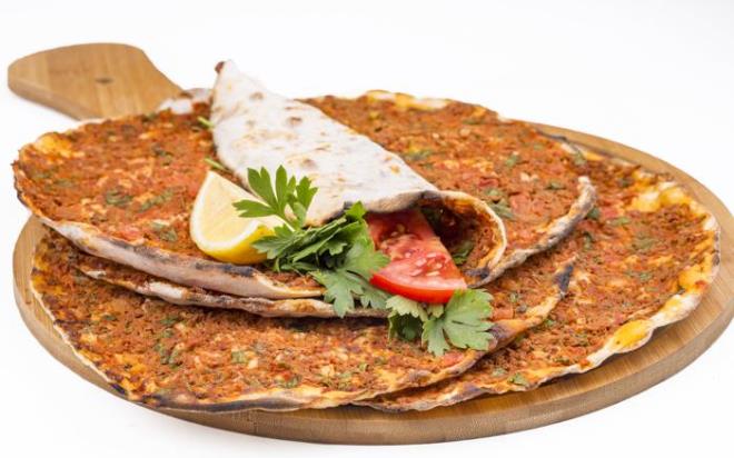 <b>LAHMACUNUN  MALZEMES</b></p><p>250 gram yal kyma</p><p>1 adet krmz biber</p><p>Bir adet yeil biber</p><p>Bir adet orta boy soan</p><p>Bir adet orta boy domates</p><p>Yarm demet maydanoz</p><p>Bir tatl ka domates salas</p><p>Bir tatl ka biber salas</p><p>Yarm ay barda sv ya</p><p>Bir ay ka tuz</p><p>Bir ay barda su</p>