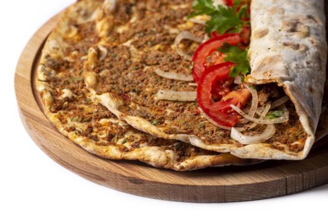 <b>SOMER EF'TEN LAHMACUNUN PF NOKTALARI</b></p><p>Lahmacun hamuru katlanabilecek, drm yaplabilecek bir hamur olsun. Ama katladmzda krlmasn, yumuakta olmasn.</p><p>Lahmacunun malzemesi yeterli olsun, zerinden tamasn.</p><p>Lahmacun hamuru tr tr olsun.</p><p>Hamurda gz gz siyahlklar olsun. Pizza tanda piirebilirsiniz.</p><p>Kepekli unu frna atmadan altna kullann. Yapmasn engeller.</p>