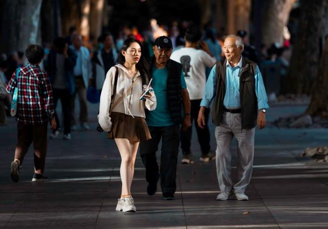 GNDE 10 BN ADIM KALP HASTALII RSKN DRYOR    Gnn geri kalan hareketsiz geirilse bile her gn 10 bin adma kadar yry yapmak kalp rahatszl riskini de azaltmaya yardmc oluyor.    Aratrmada yer alan katlmclara egzersiz seviyelerini belirlemek zere 7 gn boyunca lm cihaz takld.    Uzmanlar tarafndan gerekletirilen 7 yllk takibin ardndan katlmclardan bin 633? hayatn kaybederken, 6 bin 190 kii kalp krizi veya fel gibi kardiyovaskler rahatszlk geirdi.