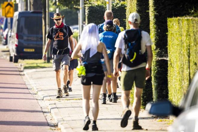 HAFTADA 150 DAKKA EGZERSZ ART    ngiliz Kalp Vakf hemiresi Julie Ward yapt aklamada, "Salkl bir yaam srdrmek, kalp rahatszlklar ve fel riskini azaltmaya yardmc olmak iin gnlk fiziksel aktivitenin gerekli olduunu biliyoruz. Bu umut verici yeni almalar bize gnde 10 bin adm hedefine ulamaya ynelik atlan her admn erken lm ve kalp hastal riskini azaltmak asndan nemli olduunu gsteriyor? dedi.