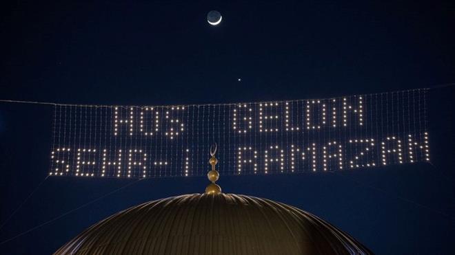 2024 Ramazan ay tarihi iin aratrmalar gnler ncesinden balad. Hafta sonu ncesi Ramazan ay hakkndaki aratrmalar younlat. "On bir ayn sultan" ramazan yakn zaman sonra balayacak. Ramazann ilk teravih namaz lke genelindeki camilerde klnacak, ardndan ilk oru iin gece sahura kalklacak. te, 2024 ylnn ilk sahuruna kalklacak tarih...