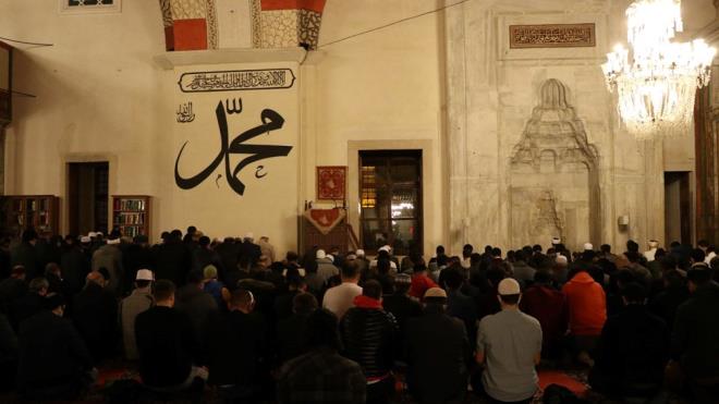 LK FTAR NE ZAMAN?    Diyanet leri Bakanl Din leri Yksek Kurulu Astronomu Grhan Eren, yapt aklamada, ramazann balayaca 11 Mart Pazartesi ilk imsakn Idr'da saat 04.52'de, son imsakn anakkale'de saat 06.02'de olacan syledi.    lk iftarn 18.13'te Idr'da, son iftarn 19.24'te anakkale'de yaplacan belirten Eren, Artvin, Kastamonu, Krklareli, Samsun, Zonguldak ve Sinop'ta 13 saat 23 dakika ile en uzun, Adana, Antalya, Gaziantep, Hakkari, Hatay, zmir, Kilis, Mardin, Mula, anlurfa, rnak ve Van'da ise 13 saat 20 dakika ile en ksa oru tutulacan bildirdi.