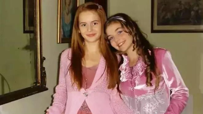 SELENA DZSNN SELN' ADETA HERKES AIRTTI  <p>  Selena dizisinde birok diziseverin ilgisini eken karakterlerden biri, Selin karakterini canlandran Cansu Demirci'ydi. Nitekim Cansu Demirci, ATV ekranlarnda yaymlanan Selena dizisindeki baarl oyunculuu ile birok insann beenisini topluyordu. Bu nedenle yllar sonraki hali de merak edilebiliyor.  <p>  Selena dizisinin Selin'i Cansu Demirci imdilerde 31 yanda. Nitekim dizinin sona ermesinin ardndan yllar geti. Bu nedenle Cansu Demirci'yi Selena dizisinde canlandrd Selin karakteri ile hatrlayan adeta herkes, yllar sonraki halini ilk kez grdklerinde arabiliyorlar.